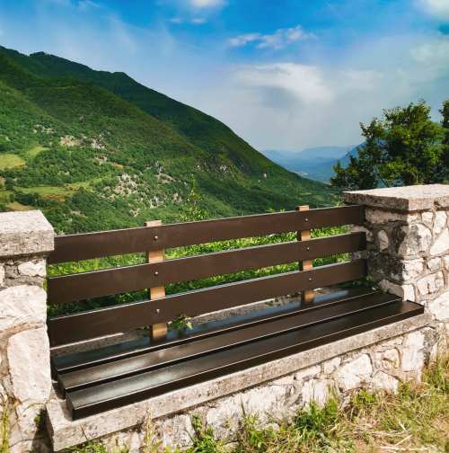 Panchine pericolanti rimosse a Civita d'Antino