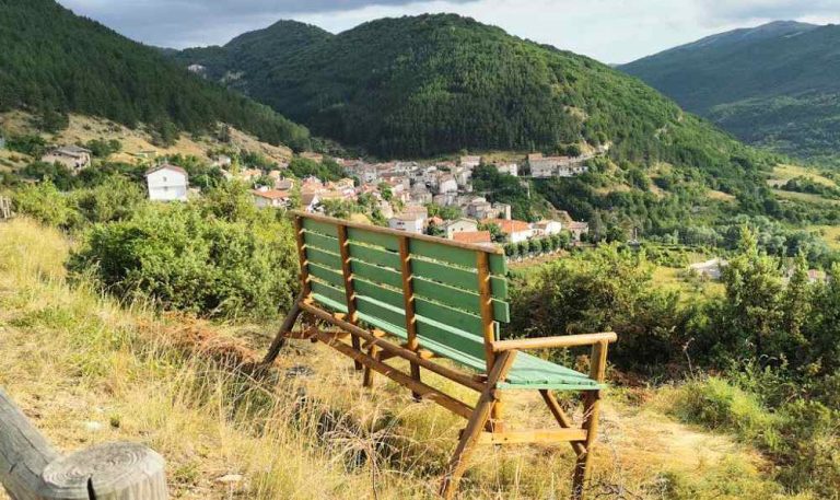 Installata la panchina gigante panoramica a San Sebastiano dei Marsi|||