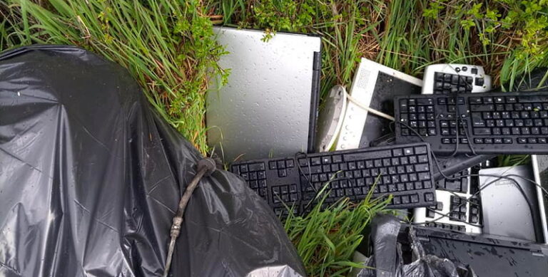 Rifiuti "tecnologici" abbandonati in via Papacqua ad Avezzano