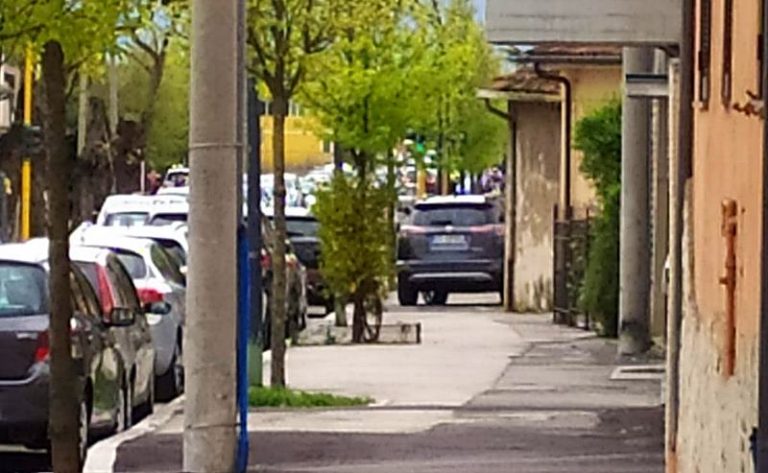 Occupa tutto il marciapiede con la sua auto: parcheggio "alternativo" in via Garibaldi ad Avezzano