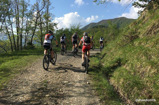 Pedalata di beneficenza per la Croce Rossa Italiana con gli sciAttori sulle strada del Giro d’Italia|