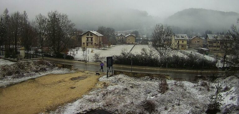 Tracce di inverno a marzo: a Pescasseroli sta nevicando