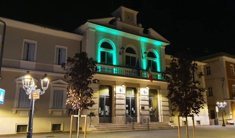 Il Comune di Pescina celebra la Giornata Internazionale dell'Infermiere illuminando di verde il Municipio