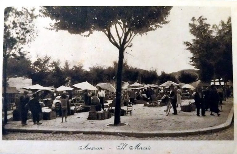 Una cartolina degli anni Trenta ci mostra com'era una volta piazza del Mercato ad Avezzano