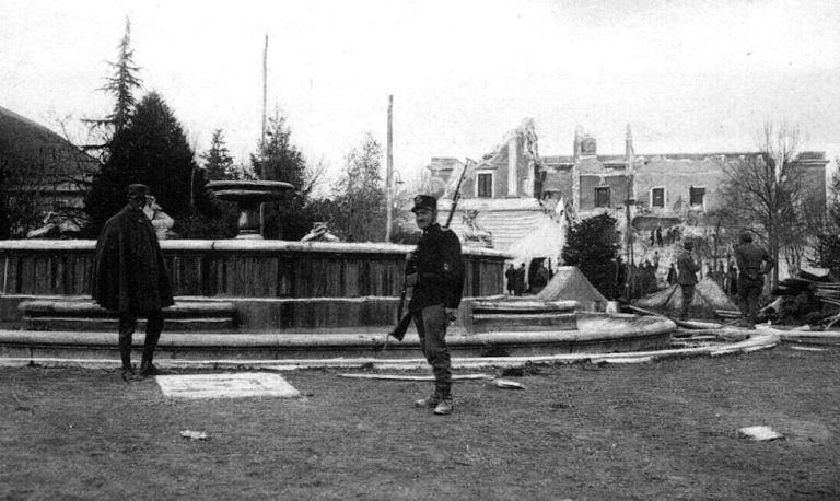 In una suggestiva foto d'epoca Palazzo Torlonia e i suoi giardini poco dopo il terremoto del 1915|