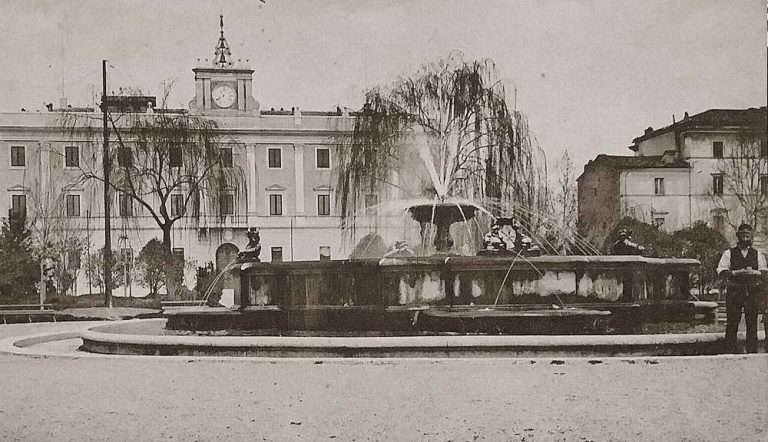 Palazzo Torlonia e la sua fontana in una splendida foto d'epoca risalente al 1912|