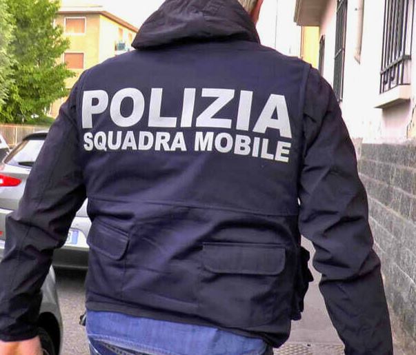 Due fogli di via per possesso di documento contraffatto e guida senza patente: un arresto e una denuncia