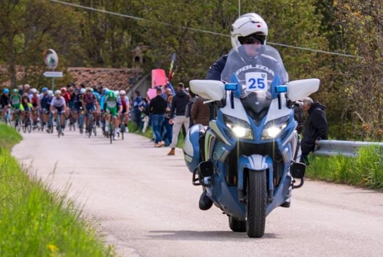 A Campo Imperatore la Polizia di Stato si fonde con il rosa del Giro d'Italia