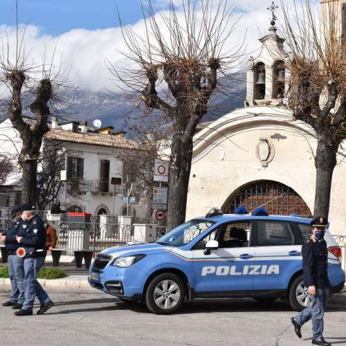 Poliziotto fuori servizio blocca un'auto fuori controllo: guidatore denunciato per guida in stato d'ebbrezza