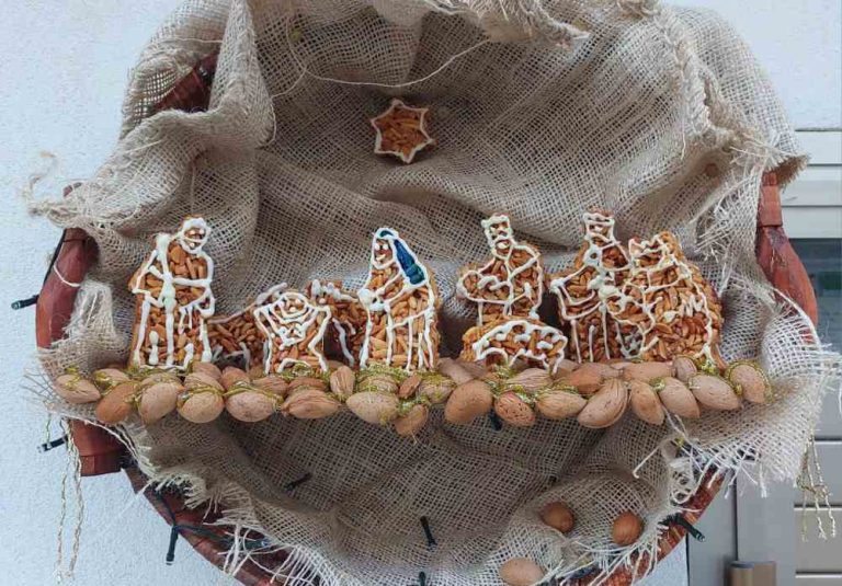 Un presepe fatto di croccante: l'originale idea di una donna di Forme di Massa d'Albe