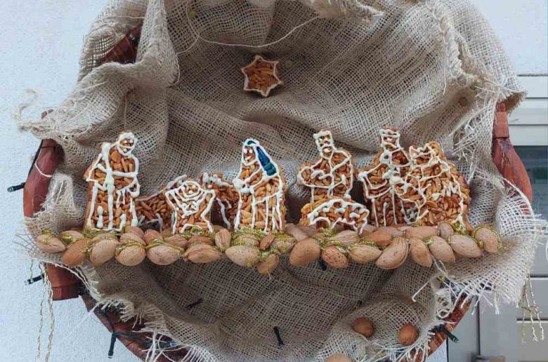 Un presepe fatto di croccante: l'originale idea di una donna di Forme di Massa d'Albe