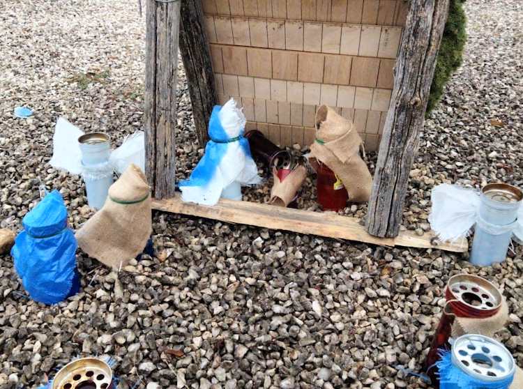 Un insolito e geniale presepe realizzato con i lumini è stato allestito nel cimitero di Trasacco|||