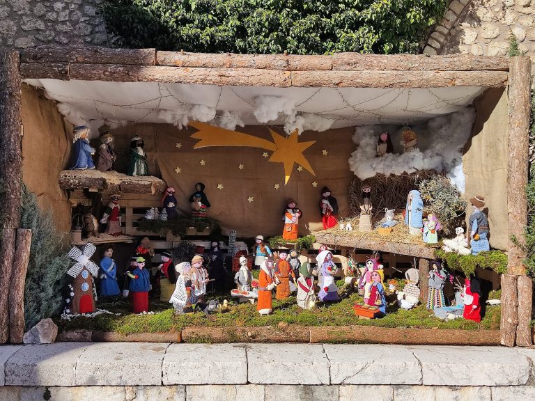 A Pescasseroli c'è un presepe realizzato all'uncinetto che porta in sé i simboli di un'intera comunità