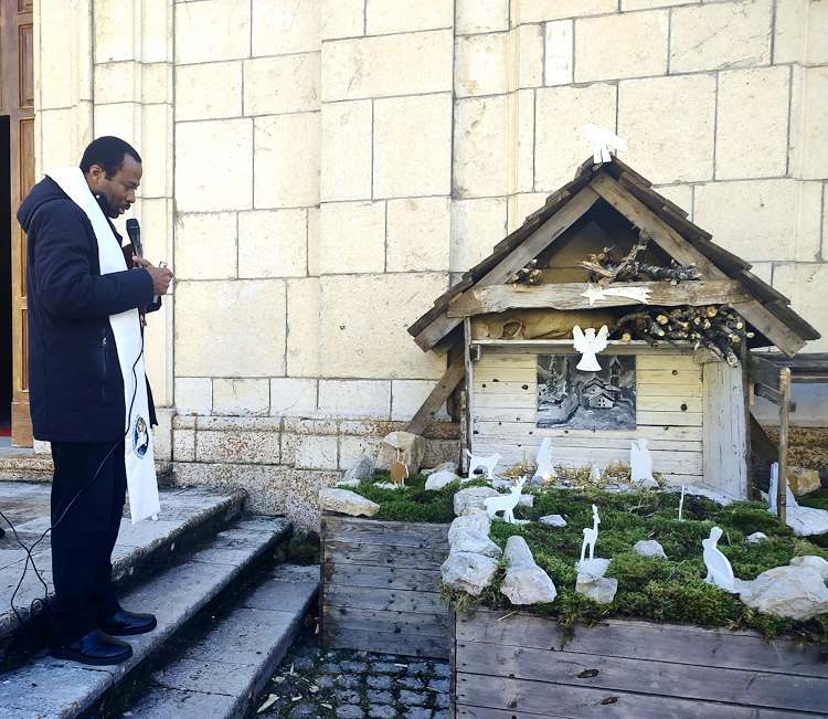 Cerimonia di benedizione dei presepi allestiti nel borgo di Gioia Vecchio