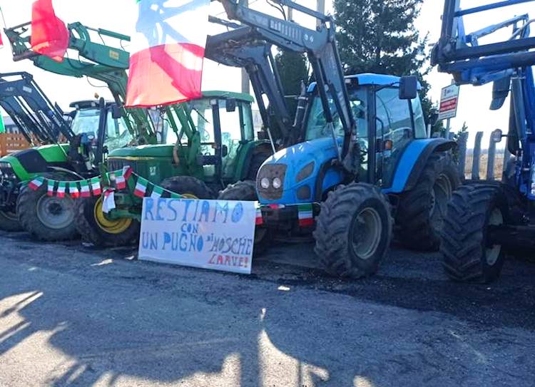 Protesta agricoltori/allevatori all'uscita dell'A25 Aielli-Celano