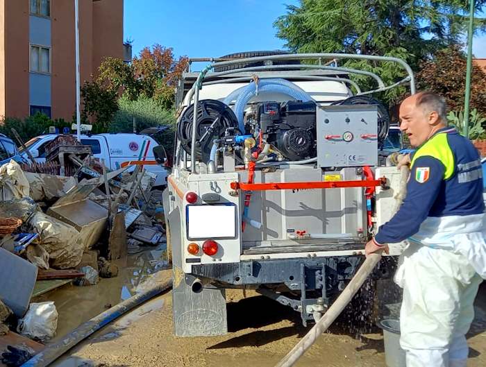 La squadra di volontari di Protezione Civile di Magliano de' Marsi in aiuto della popolazione toscana colpita dall'alluvione