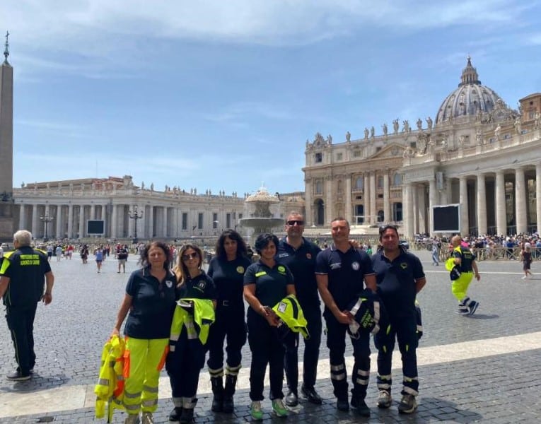 Rappresentanza della Protezione Civile abruzzese invitata all'udienza del Papa: benedizione e plauso al volontariato|