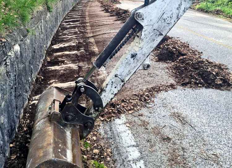 Lavori di pulizia lungo la SR 82 nel territorio di San Vincenzo Valle Roveto: "Massima prudenza"