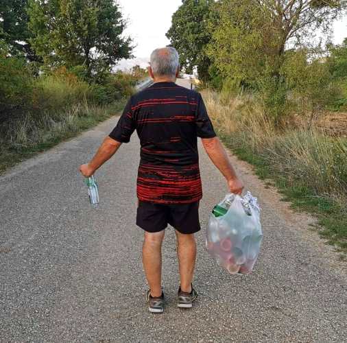 Camminare nella natura ripulendola dai rifiuti