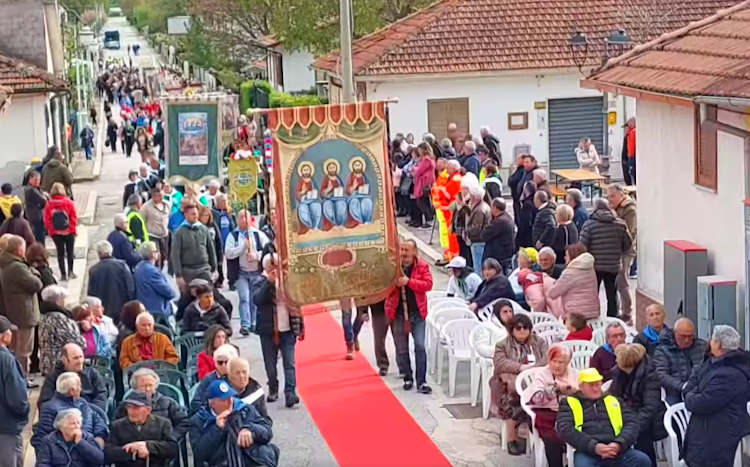 Grande e sentita partecipazione al raduno degli stendardi della SS. Trinità a Casali d'Aschi||||||||||