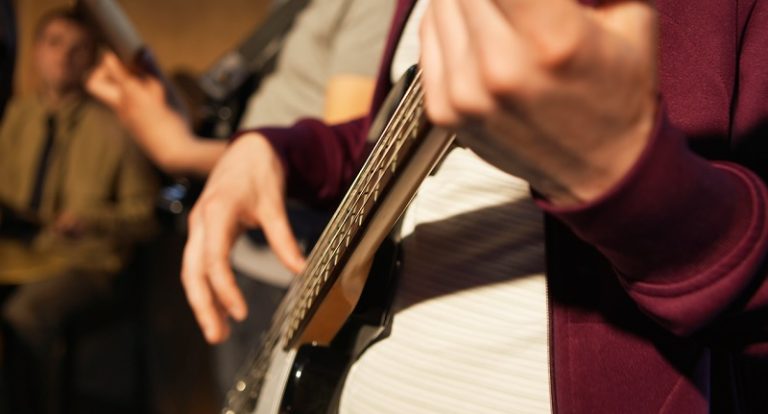 ragazzi suonano chitarra