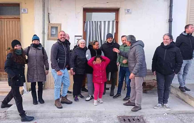 Il regista Riccardo Milani in giro per Gioia dei Marsi alla ricerca di luoghi e personaggi per il prossimo film