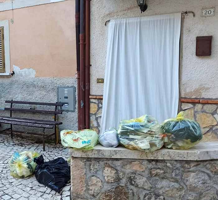 Rifiuti abbandonati nella piazzetta di Corcumello: "Quel che lasciano i vacanzieri"