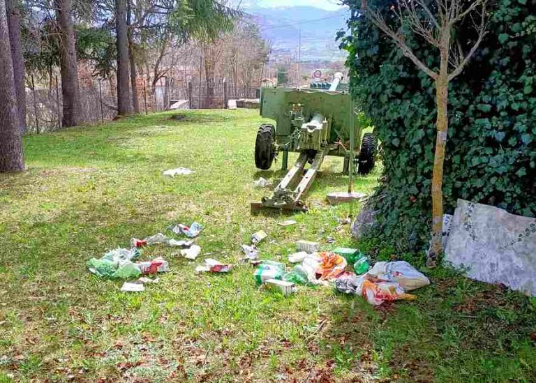 Rifiuti abbandonati nei pressi del Monumento ai Caduti di Rosciolo