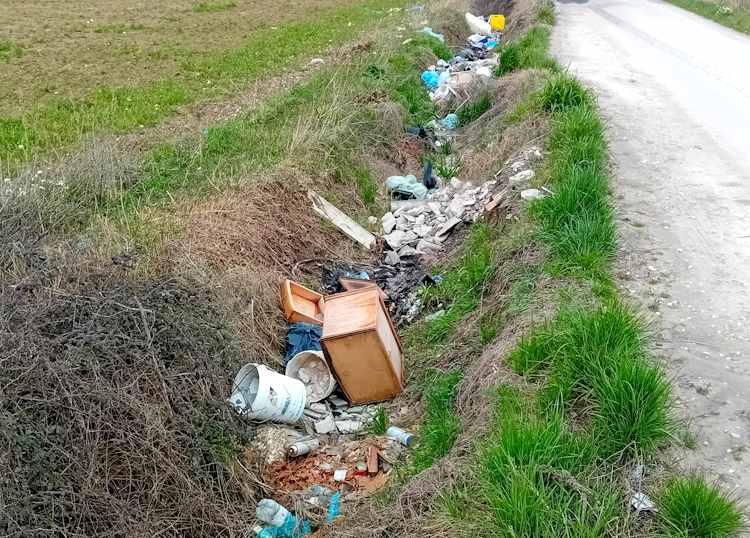 Canali del Fucino pieni di rifiuti