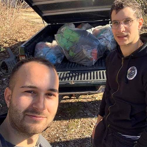 Due ragazzi di Civita d'Antino bonificano il territorio raccogliendo sacchi di rifiuti||||