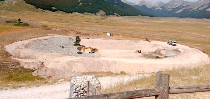 Lavori per lo stadio del fondo nel Parco Sirente Velino