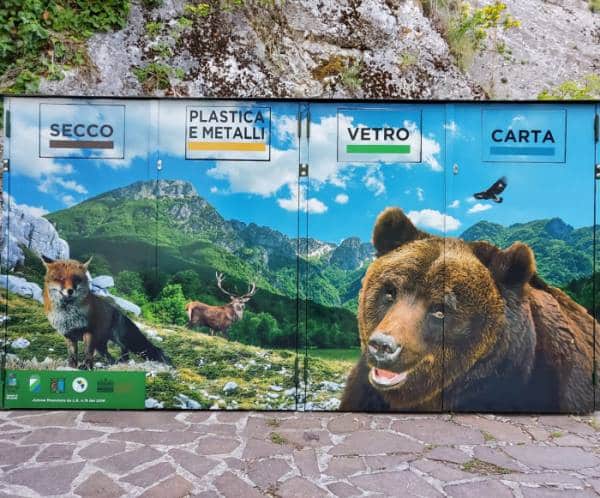 Arrivano i secchi anti-orso in alcuni territori visitati da Juan Carrito