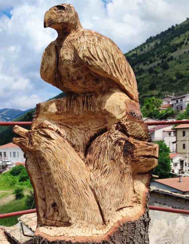 Un albero da abbattere trasformato in un'opera d'arte da Giancarlo Sociali: "Un omaggio agli animali del Parco e alla natura"|||||||||