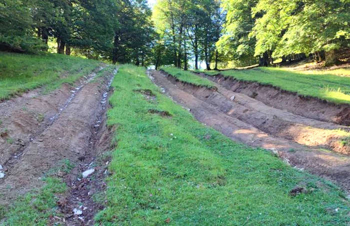 Profondi solchi lasciati dai fuoristrada a Marsia: "Per il divertimento di qualcuno, il nostro territorio cambia morfologia"