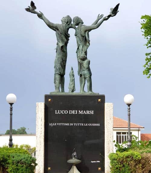 Il soldato nascosto nel Monumento ai Caduti di tutte le guerre di Luco dei Marsi