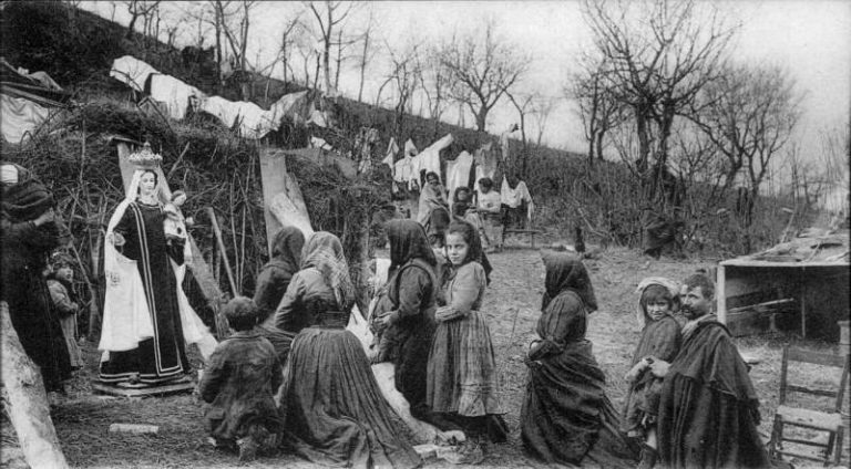 In una foto d'epoca i sopravvissuti al terremoto del 1915 pregano davanti alla Madonna del Carmine|