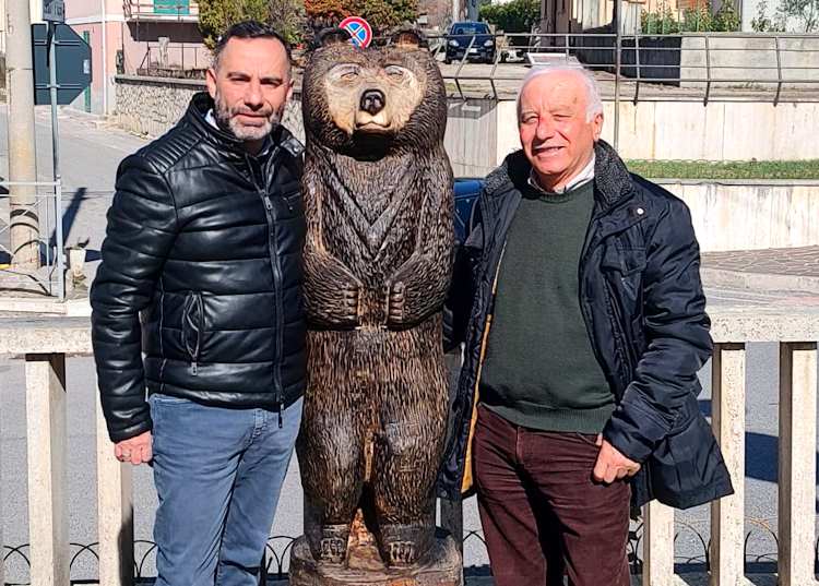 Gioia dei Marsi omaggia l'orsa Amarena con una scultura lignea voluta dall'amministrazione comunale e realizzata dall'artista locale Raffaele Celestino|||||||