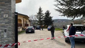 Strage familiare nell'aquilano: un uomo spara e uccide la moglie