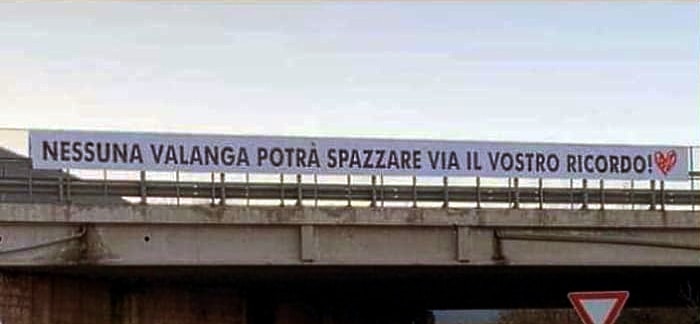 Nessuna valanga potrà spazzare via il vostro ricordo: lo striscione per Valeria