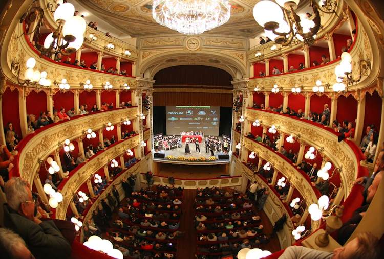 Finanziamenti regionali per il sostegno alle attività teatrali