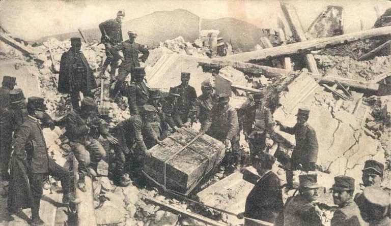 Foto storiche del terremoto di Avezzano del 1915: militari che cercano di recuperare la cassaforte del Banco di Roma