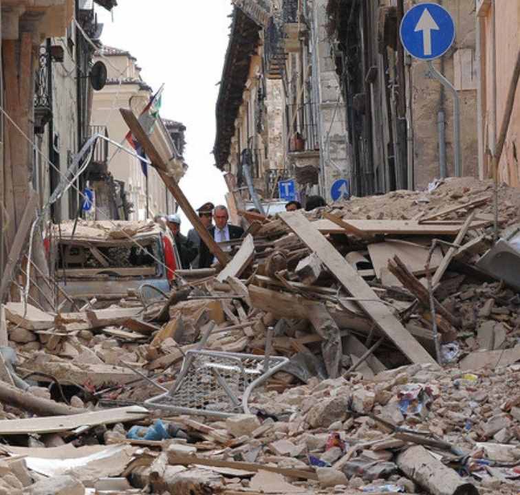 I familiari delle vittime del terremoto 2009 scendono in piazza contro la sentenza della Corte d'Appello