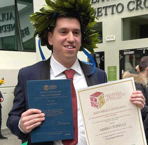 Congratulazioni a Mirko Toselli che si è appena laureato in Giurisprudenza|||