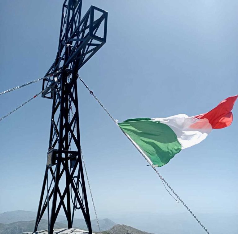 Il tricolore torna a sventolare sulla cima di Monte Velino