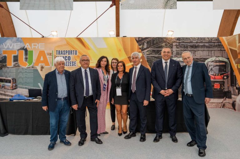 La Tua fa gol a "Quarto Tempo". Navette per partecipare all'evento. E il ministro Abodi fa visita allo stand del mobility partner dell'evento||