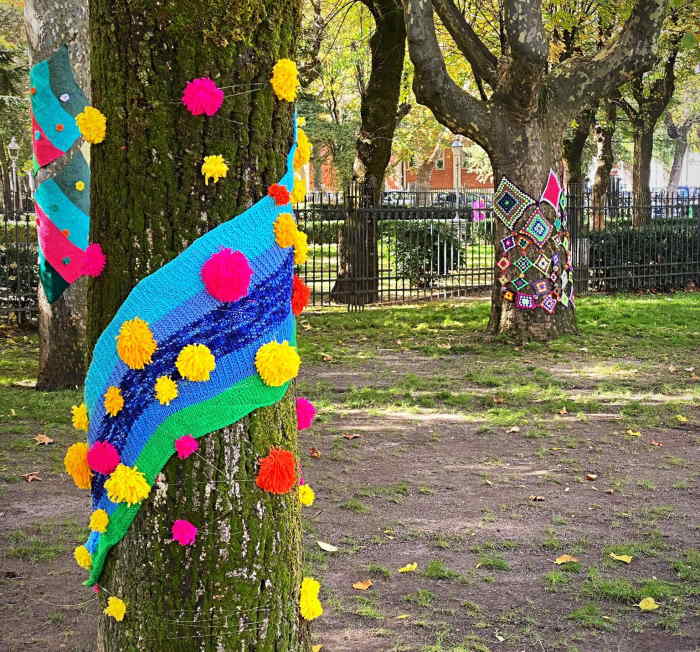 Tagliacozzo celebra il weekend di Ognissanti e le artiste di strada vestono a festa gli alberi del parco||||||||||