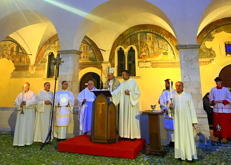 Il vescovo Giovanni conclude le manifestazioni per gli 800 anni del Natale di Greccio presso la chiesa di San Francesco a Tagliacozzo||||