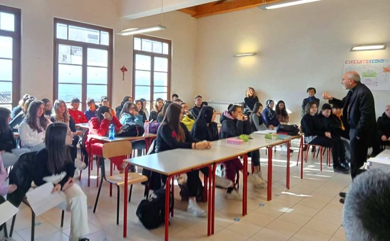 L'incontro del vescovo Giovanni Massaro con i ragazzi dell'Istituto Tecnico Economico di Celano