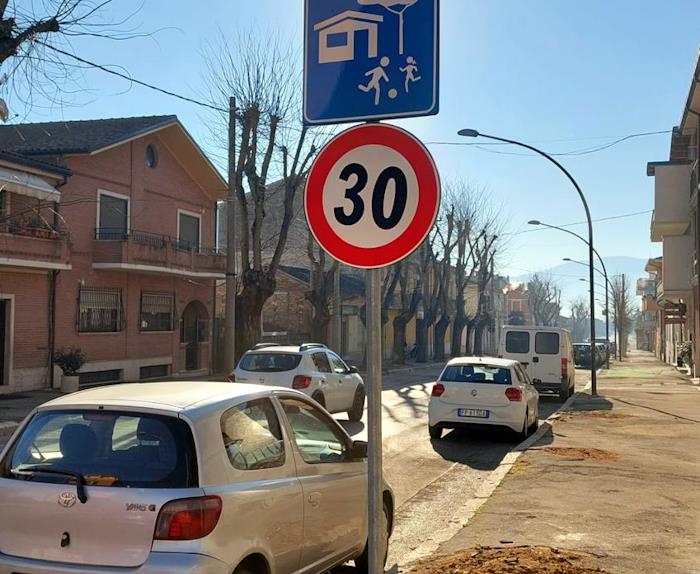 Installazione dossi rallentatori in via Garibaldi ad Avezzano: domani 31 Gennaio divieto di sosta e chiusura della carreggiata