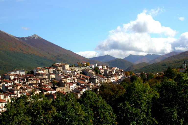 "Dialetto e Toponomastica di Collelongo e di Villavallelonga"